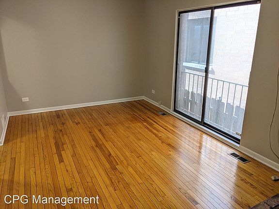 3rd image of 1034 W Diversey Pkwy #B