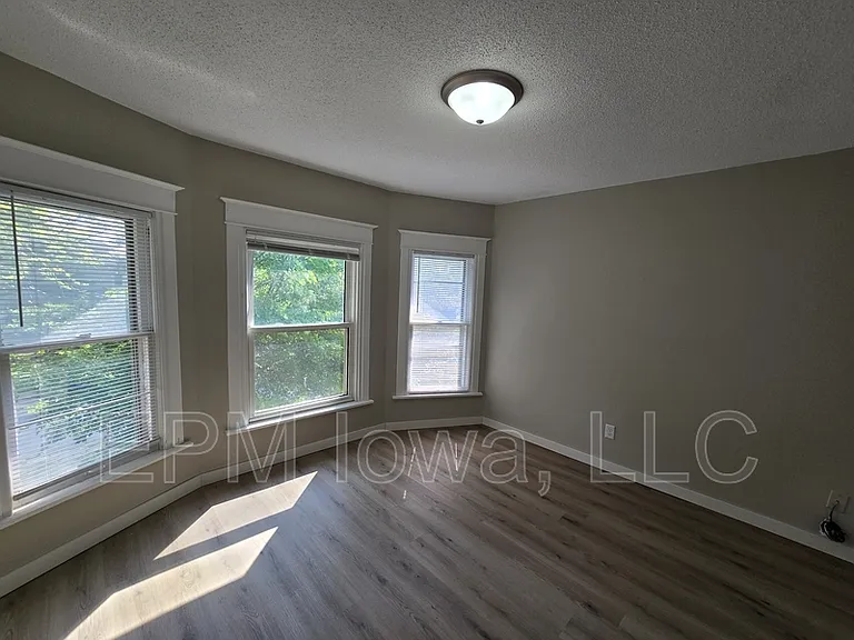 422 Baltimore St — Photo 18