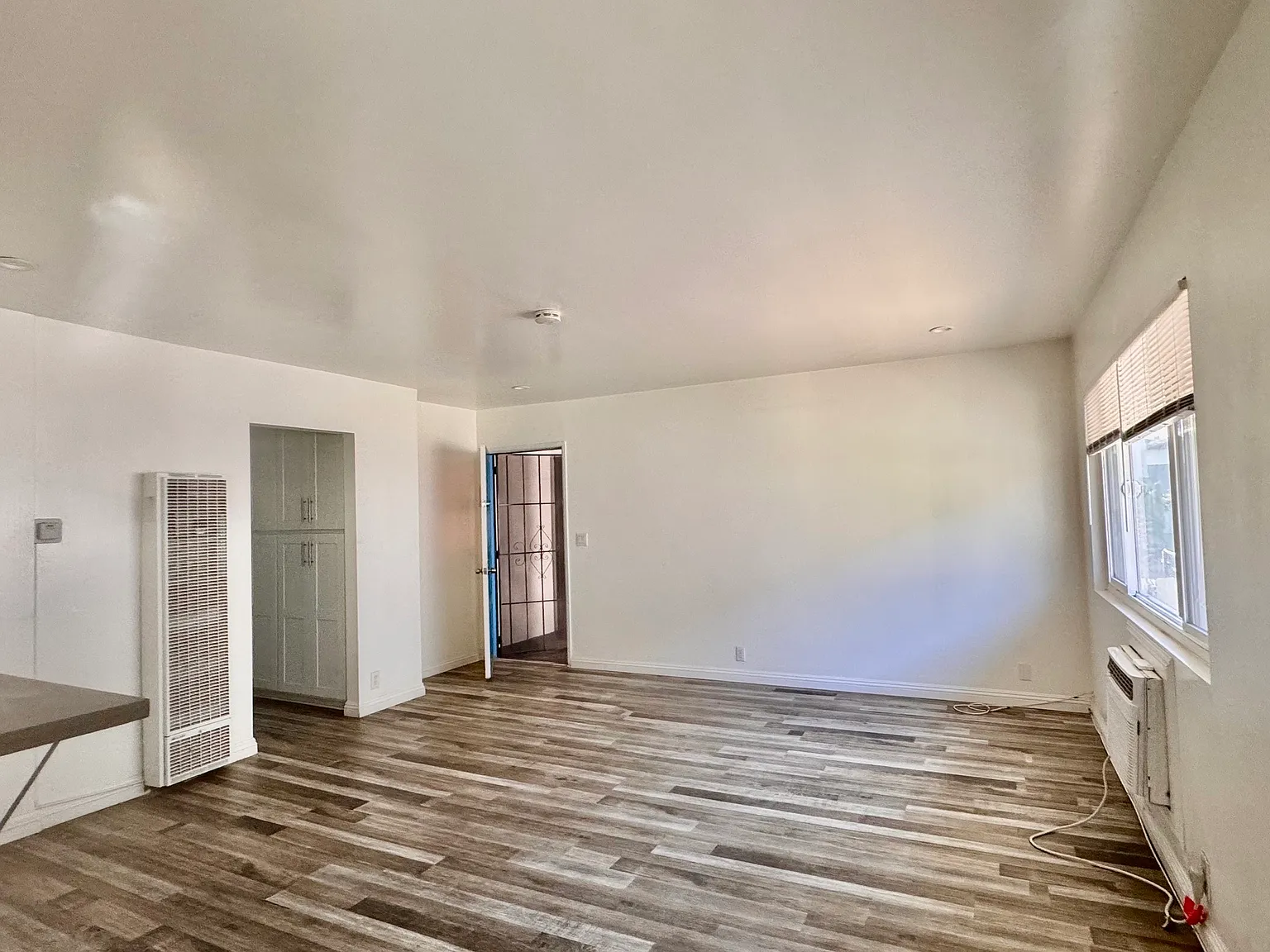 2 bed, 900 sqft, $2,100 — Photo 4