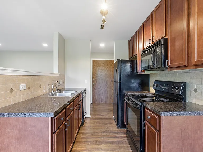 6000 Oakwood Dr #4H — Photo 5