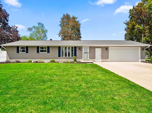 910 Park St, Wrightstown, WI 54180