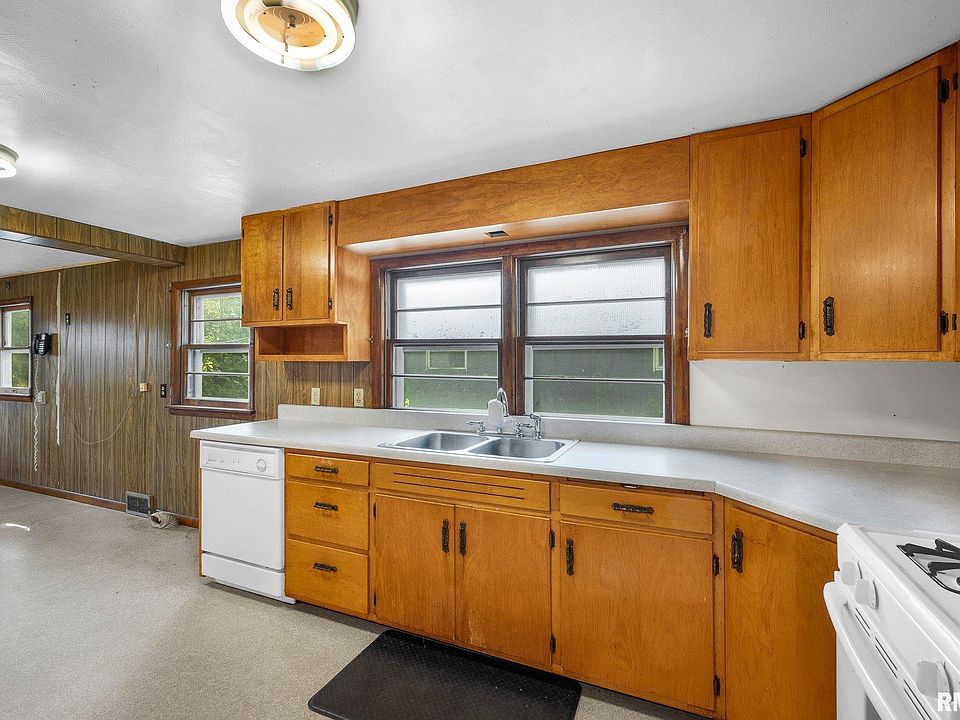7th image of 239 N Elmwood Rd