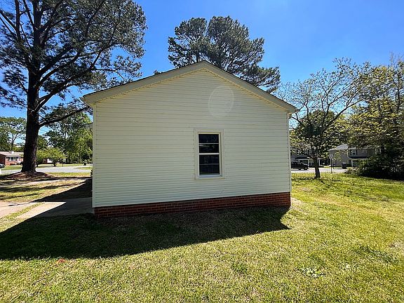 3rd image of 863 Finley Rd