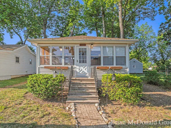 23721 S Shore Dr, Edwardsburg, MI 49112