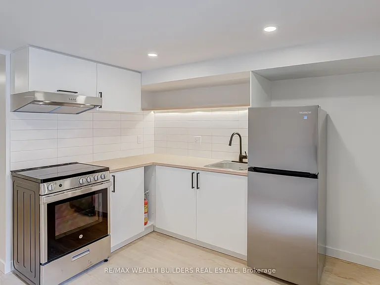 2443 Dundas St W — Photo 5