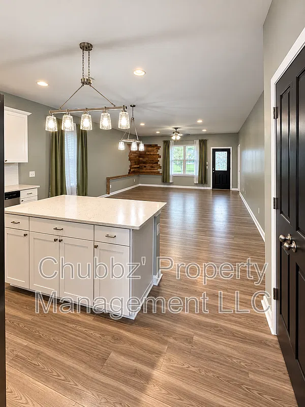 3 bed, 2.0 bath, 1700 sqft, $2,650 — Photo 4