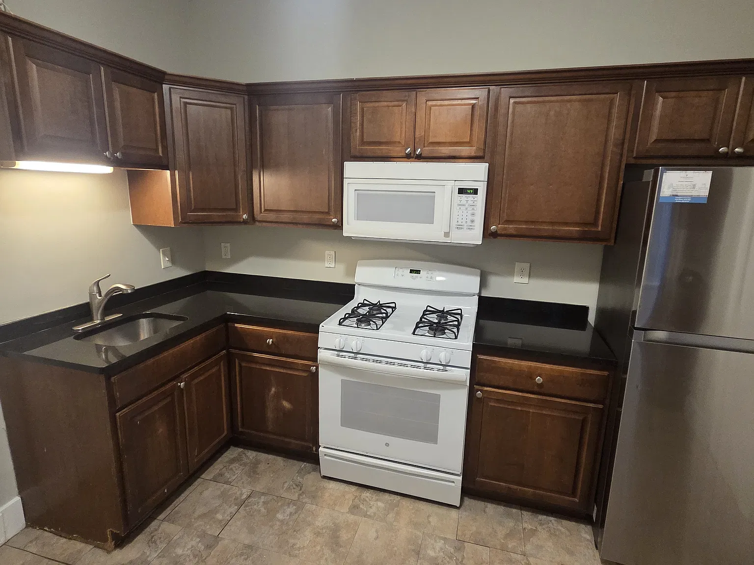 4 bed, 1100 sqft, $6,000 — Photo 3