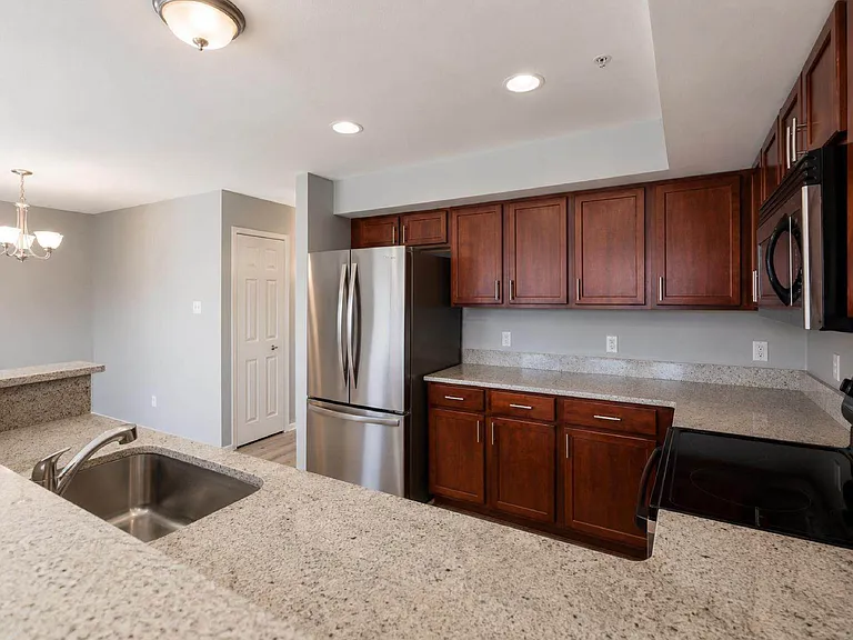 1097 Foxboro #31 — Photo 4
