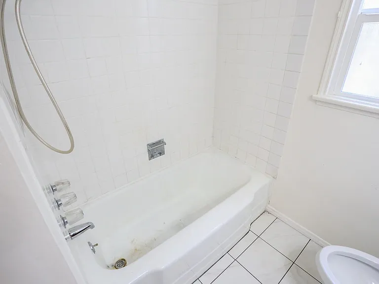 19422 Archwood St — Photo 24