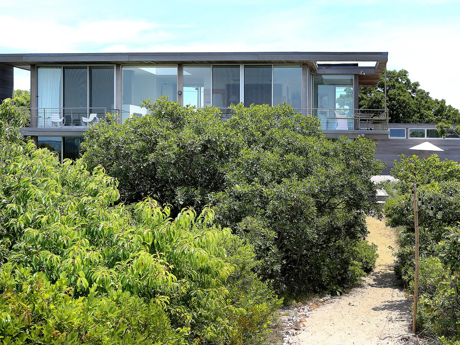 Waterfront Modern on the Beach — Photo 3