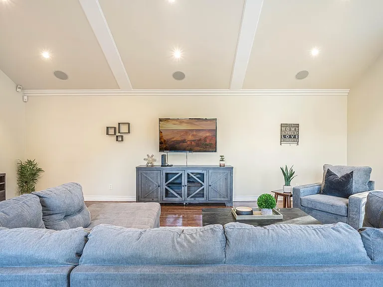 5659 Corbin Ave — Photo 10