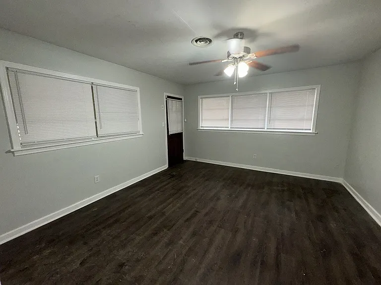 304 Colonial Cir — Photo 2