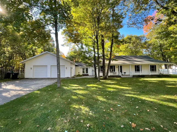 2705 9th Ave W, Gladstone, MI 49837
