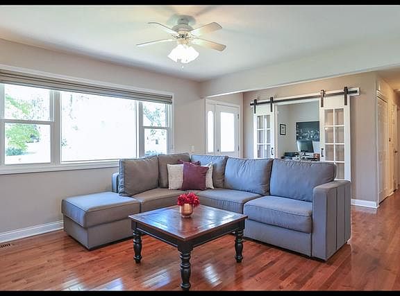 5th image of 133 Surrey Dr