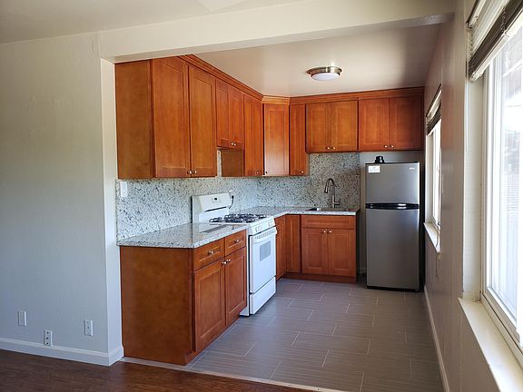 3rd image of 905 Larkspur Dr APT 4