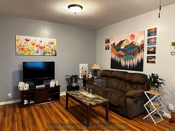 4th image of 302 East St