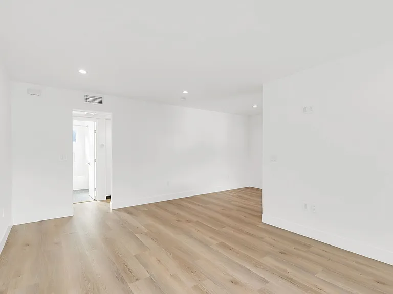 8355 Blackburn Ave — Photo 9