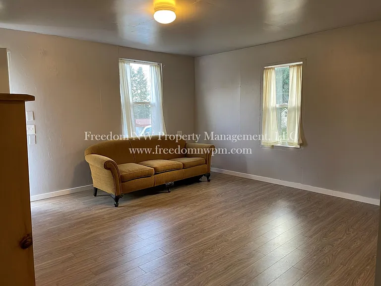 515 Phoenix St NE — Photo 5