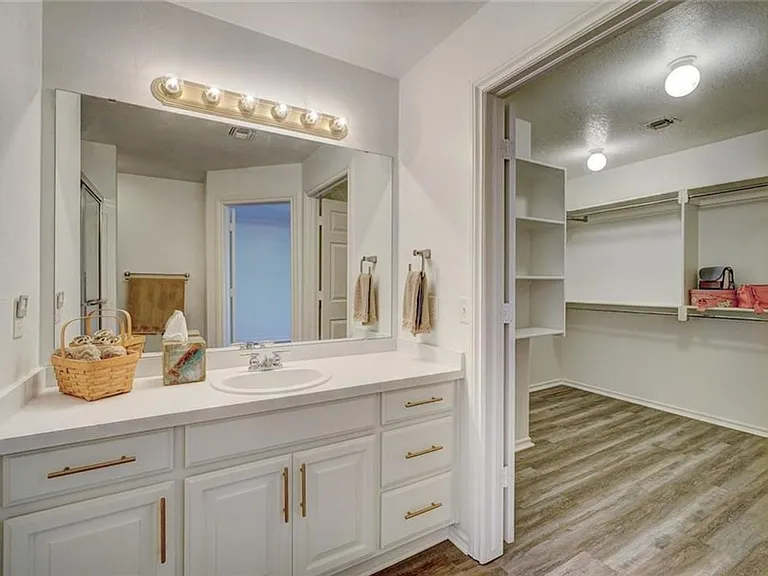 300 Glen Dr — Photo 26