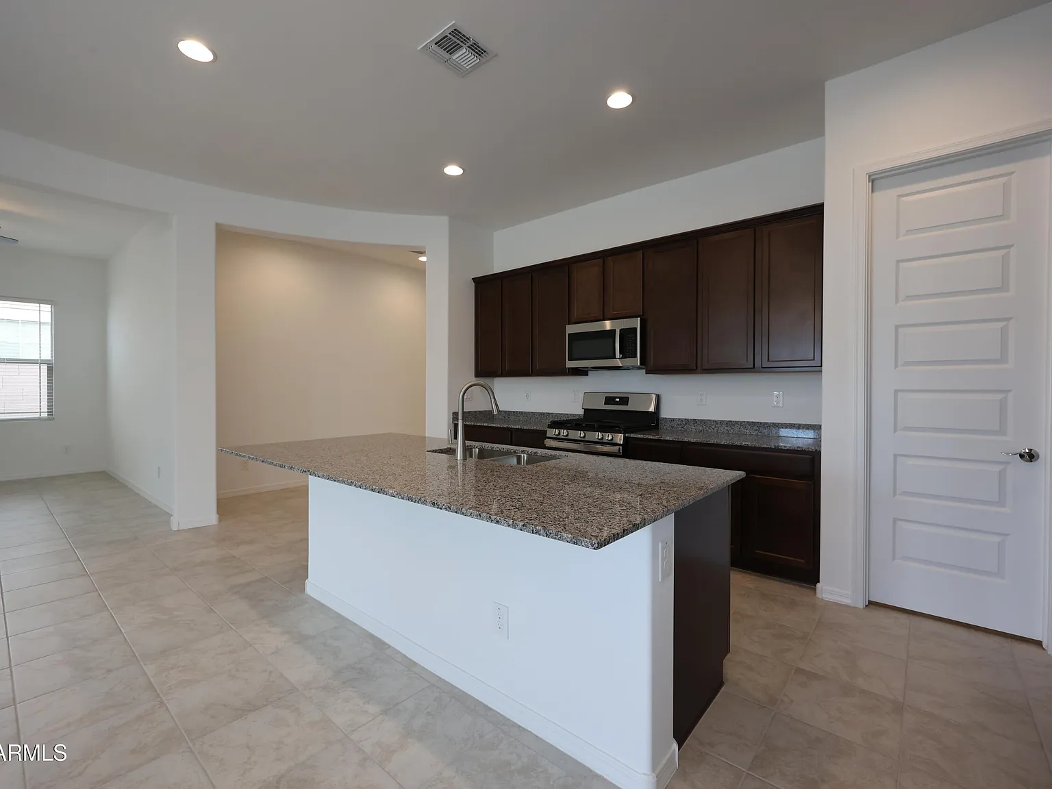3 bed, 2.0 bath, 1982 sqft, $2,500 — Photo 3