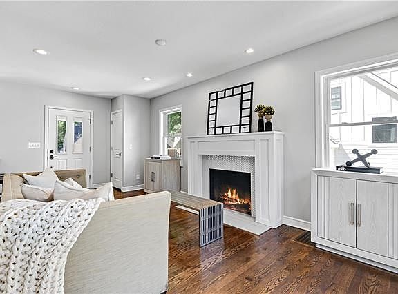5th image of 2908 W 51st St