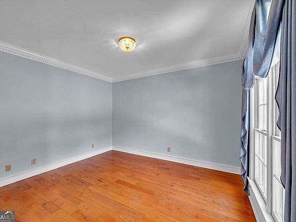 5th image of 98 Beverly Dr