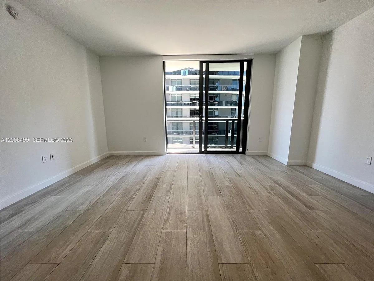 Building Photo - 55 SW 9th St #2702