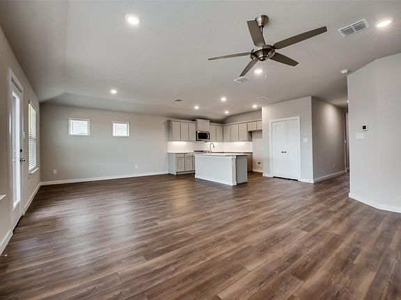 4th image of 2449 Ponca Dr