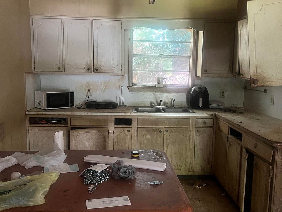 2nd image of 2572 Valley St