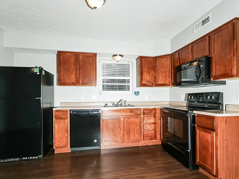 1396 Pencross Ln — Photo 7