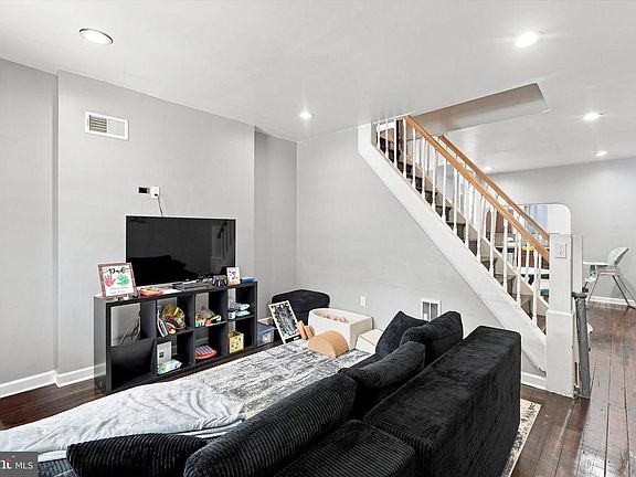 4th image of 2119 Ruffner St