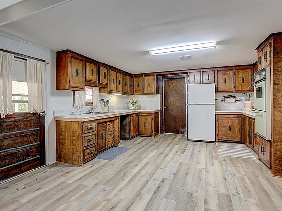 4th image of 1305 Pelican St