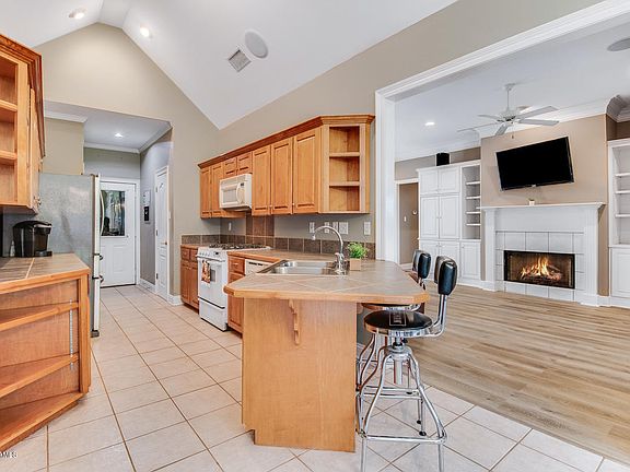 3rd image of 410 Crest Cir