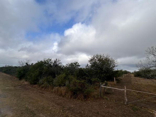 Hackberry Dr, Beeville, TX 78102