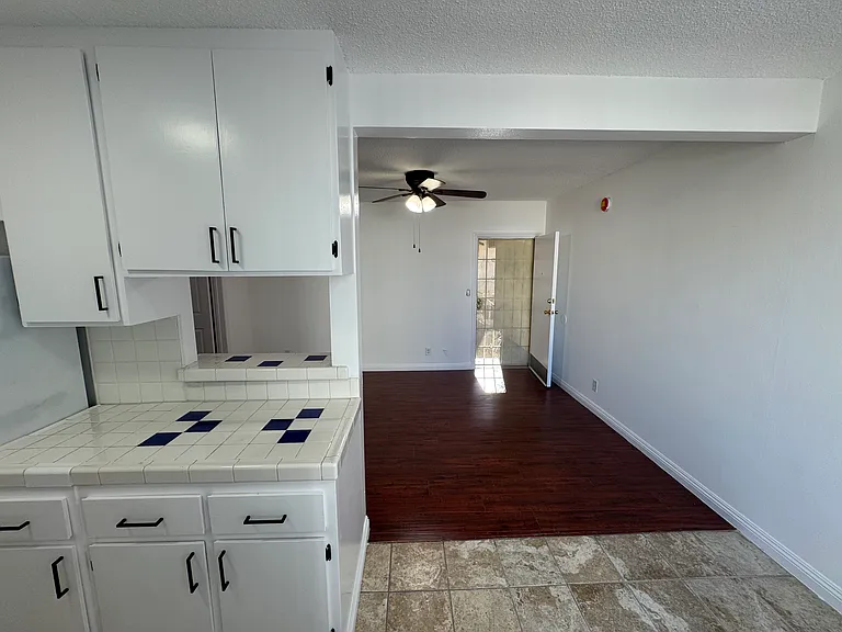 Hollyking Apartments — Photo 37
