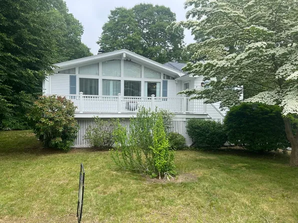 18 Blueberry Ln, Barnstable, MA 02630