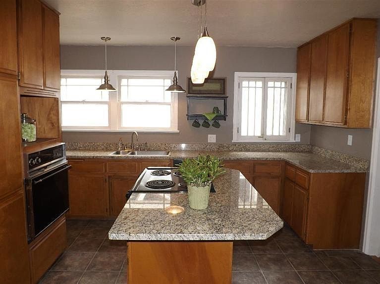 2nd image of 1007 Queen Anne Ave