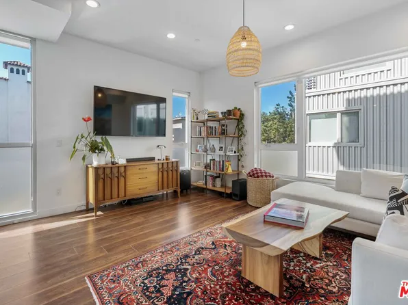 6024 W Beachwood Ln, Los Angeles, CA 90038
