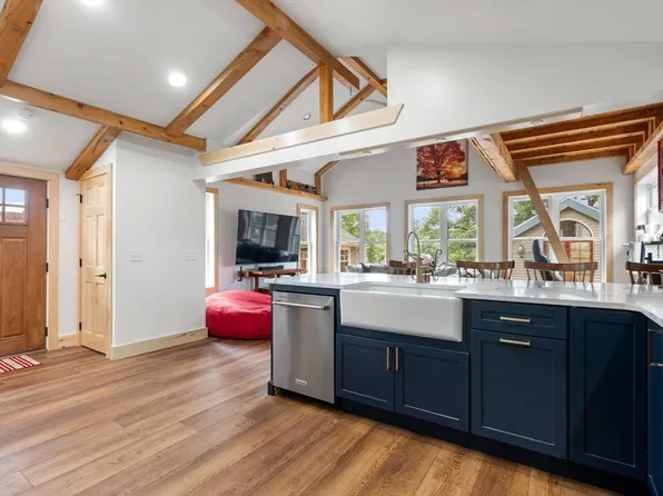 115 N Lake Ave, Southwick, MA 01077