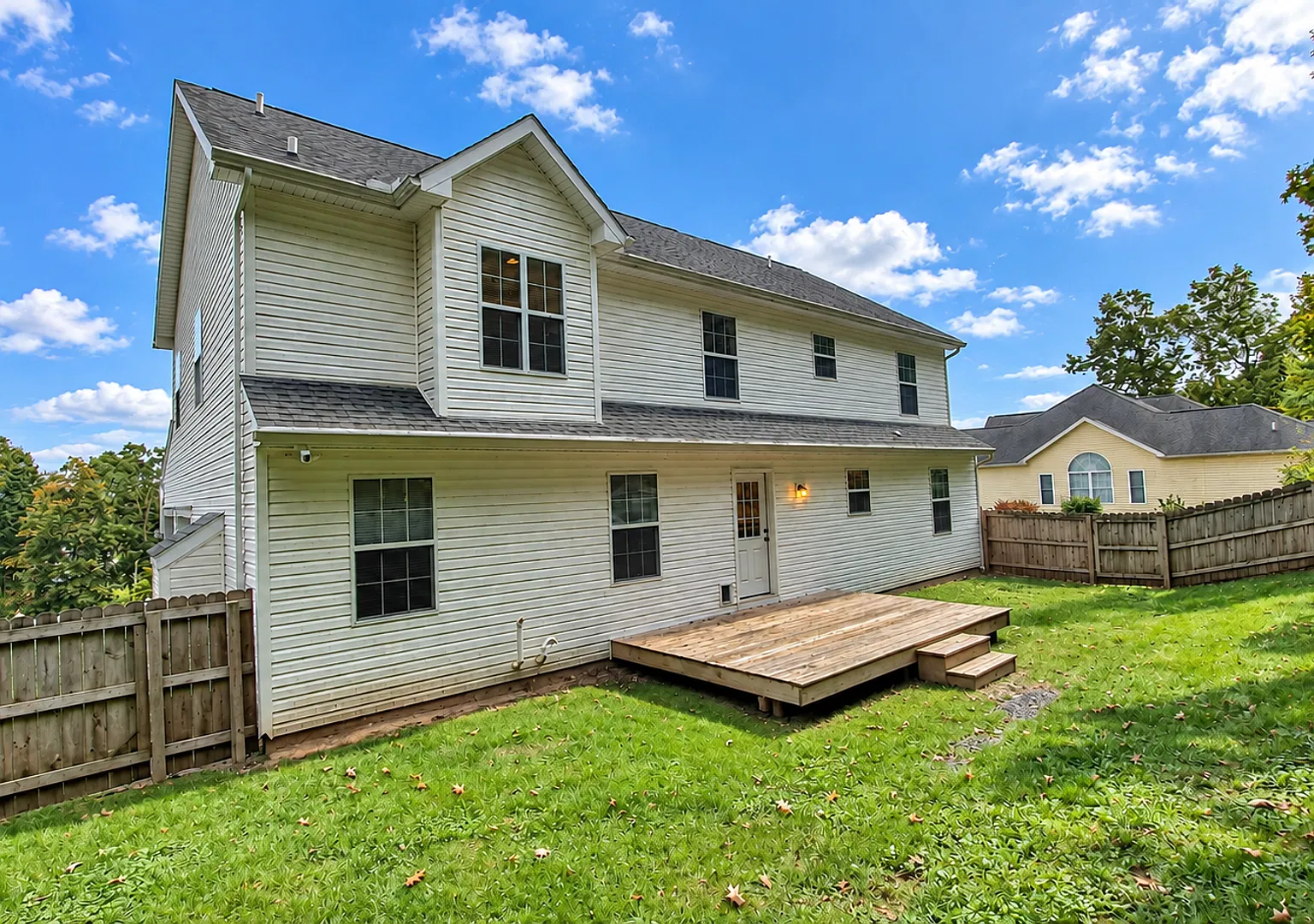 4 Bed / 2-1/2 Bath Single Family Home — Photo 3