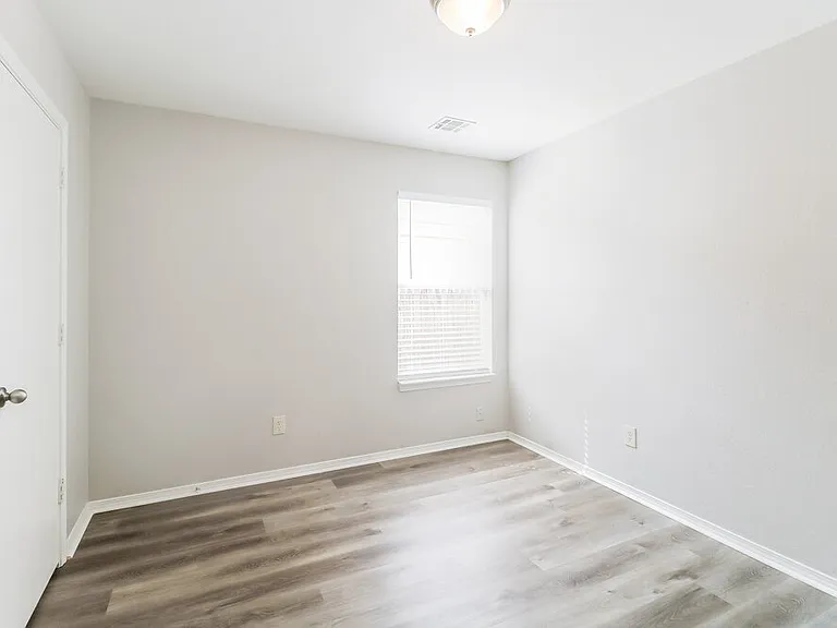 1101 Edinburg Dr — Photo 11