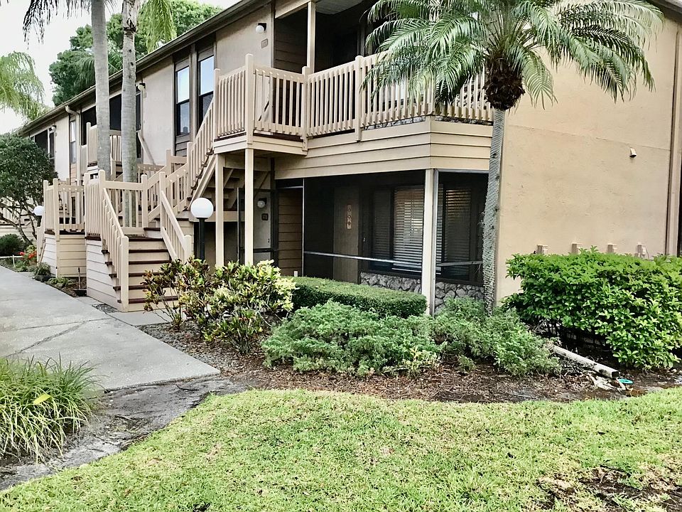 First floor unit of 2 story garden apartment