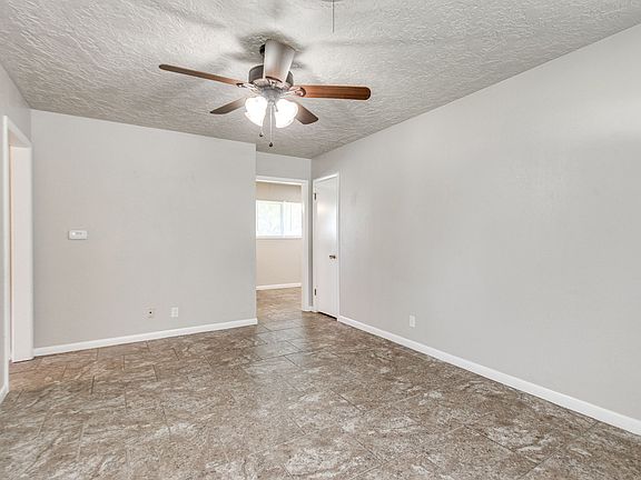3rd image of 208 Thompson Dr