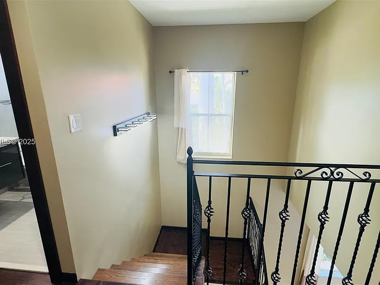 1094 Redwood St #1094 — Photo 32