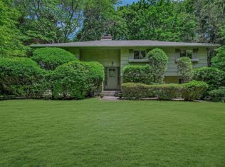 10 Moonedge Rd, Northport, NY 11768