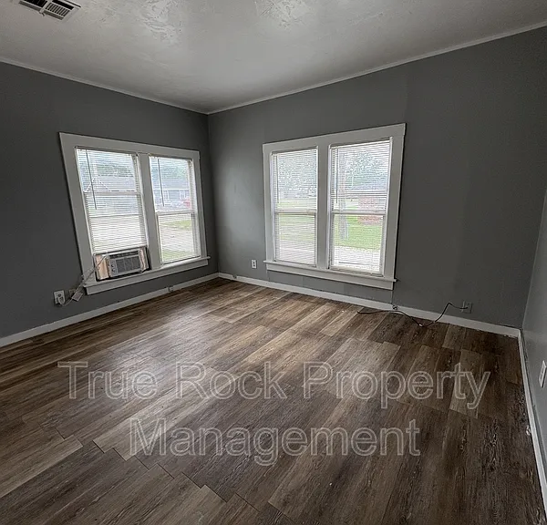 225 N Hope St — Photo 3