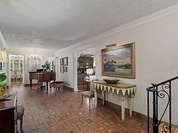 4th image of 833 Seville Pl