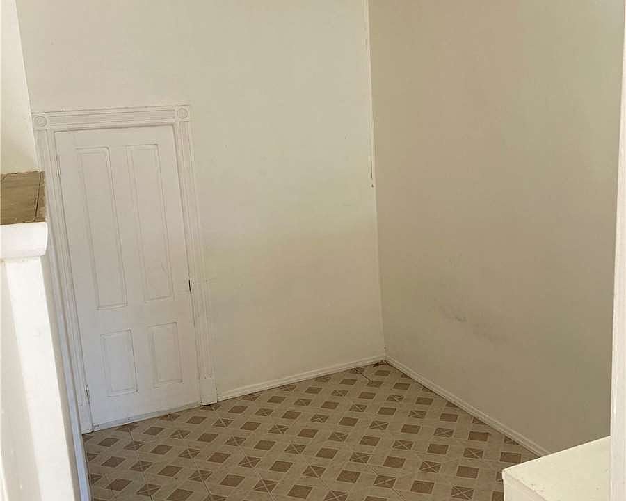 2nd image of 484 Onderdonk Ave