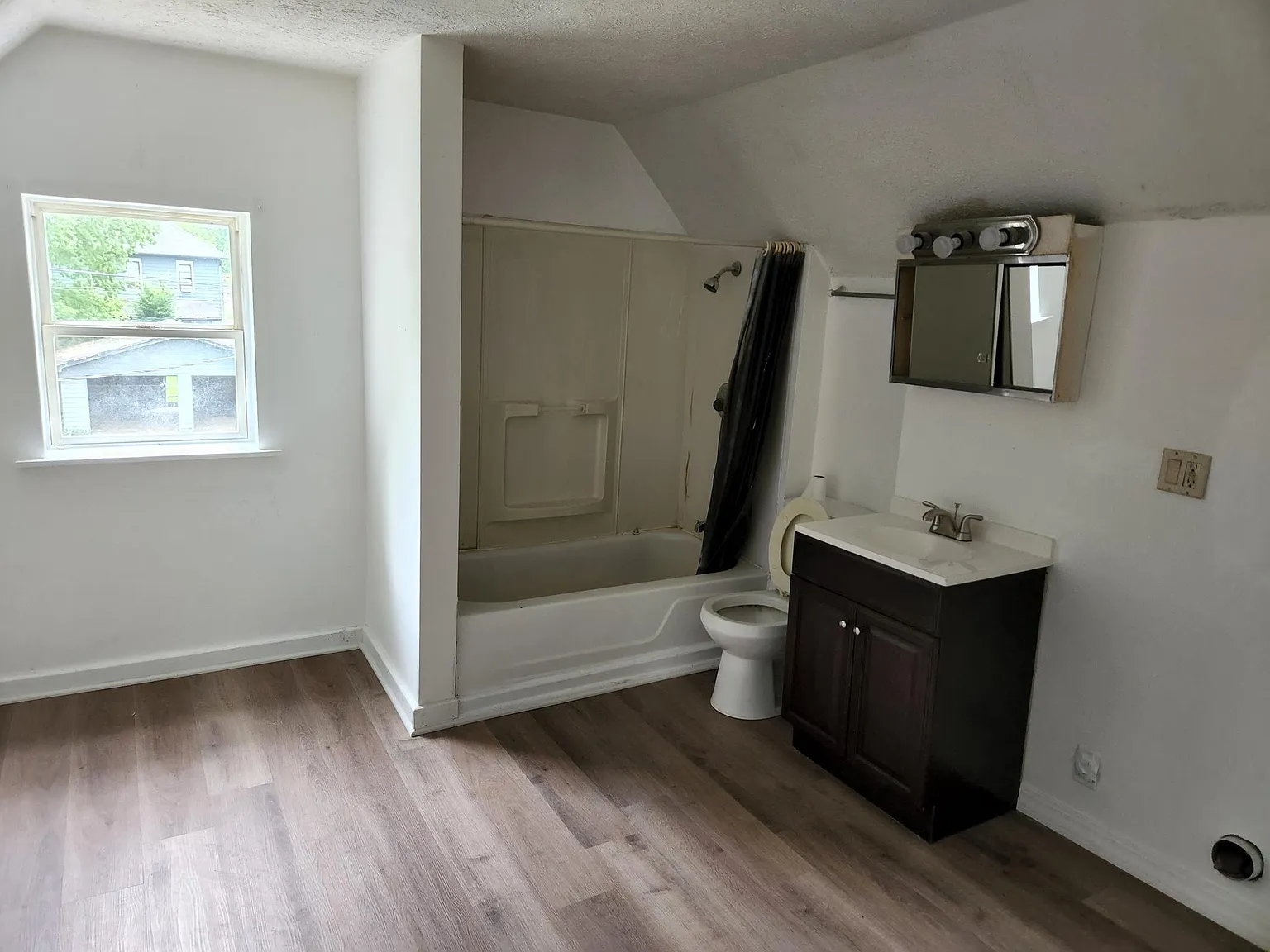 425 Park Ave — Photo 2