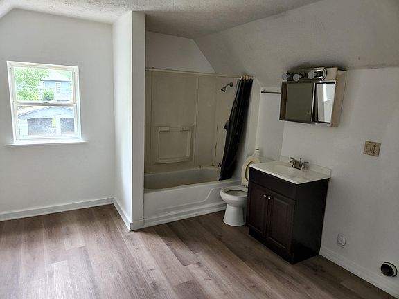 2nd image of 425 Park Ave #Up